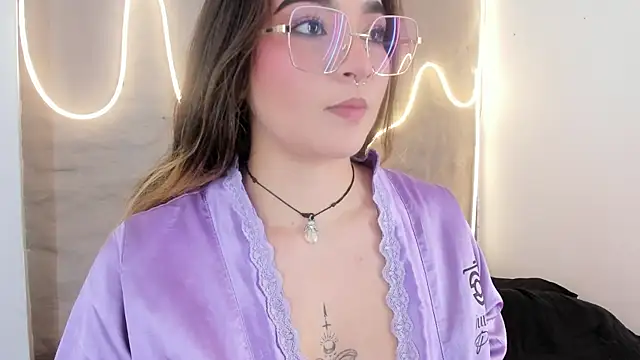 Snapshot of Shanntal_ chatting on February 19, 2026, 7:43 pm Shanntal online show from February 19, 2026, 7:43 pm