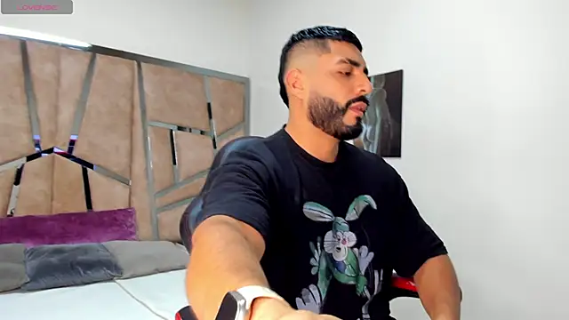 LeandroRusso online show from February 18, 2025, 8:03 pm