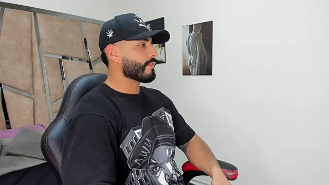 LeandroRusso online show from February 26, 2025, 8:44 pm