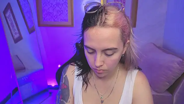 Hela v online show from January 15, 2026, 8:12 pm