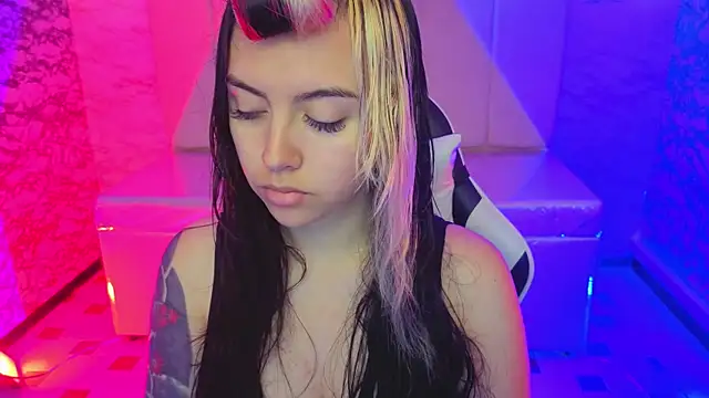 Hela v online show from March 23, 2026, 1:04 pm