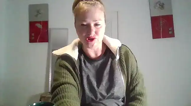 Snapshot of Luzia-Sal chatting on February 12, 2025, 7:44 am Luzia-Sal online show from February 12, 2025, 7:44 am