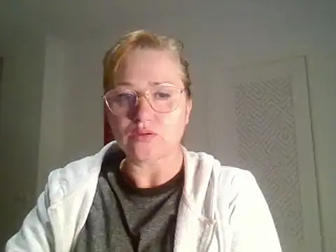 Snapshot of Luzia-Sal chatting on February 12, 2025, 9:01 pm Luzia-Sal online show from February 12, 2025, 9:01 pm