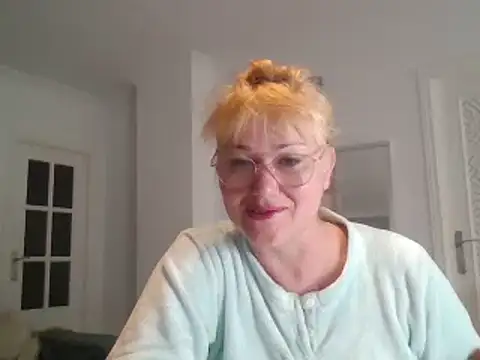 Snapshot of Luzia-Sal chatting on February 14, 2025, 8:52 am Luzia-Sal online show from February 14, 2025, 8:52 am