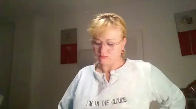 Snapshot of Luzia-Sal chatting on February 15, 2025, 7:27 am Luzia-Sal online show from February 15, 2025, 7:27 am