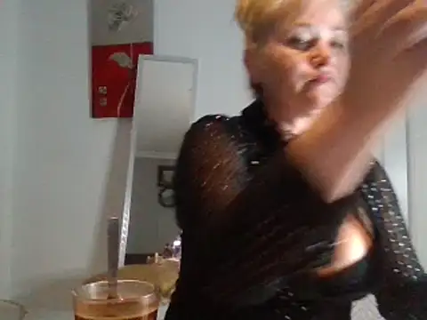 Snapshot of Luzia-Sal chatting on February 28, 2025, 7:46 pm Luzia-Sal online show from February 28, 2025, 7:46 pm