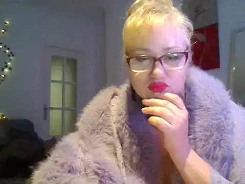 Snapshot of Luzia-Sal chatting on March 5, 2025, 9:59 pm Luzia-Sal online show from March 5, 2025, 9:59 pm