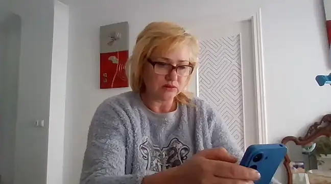 Snapshot of Luzia-Sal chatting on March 9, 2025, 10:08 am Luzia-Sal online show from March 9, 2025, 10:08 am