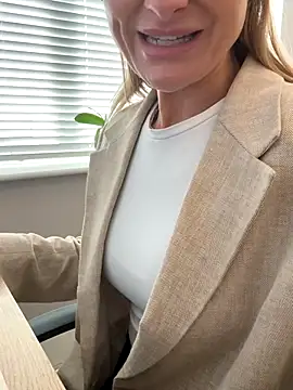 Phoebe Lily online show from October 28, 2025, 2:42 pm