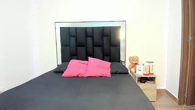 victoriacolin online show from February 26, 2025, 12:03 pm