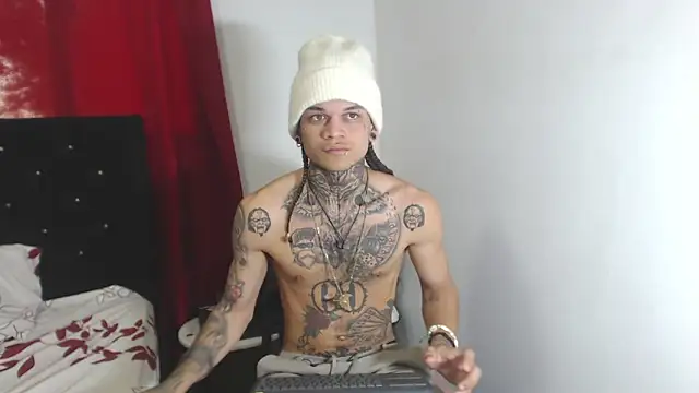 Snapshot of hot_man05 chatting on February 28, 2025, 9:33 pm hot man05 online show from February 28, 2025, 9:33 pm