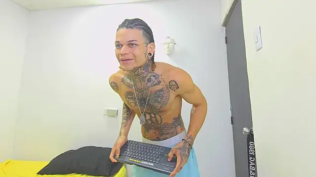 Snapshot of hot_man05 chatting on March 13, 2026, 1:01 am hot man05 online show from March 13, 2026, 1:01 am