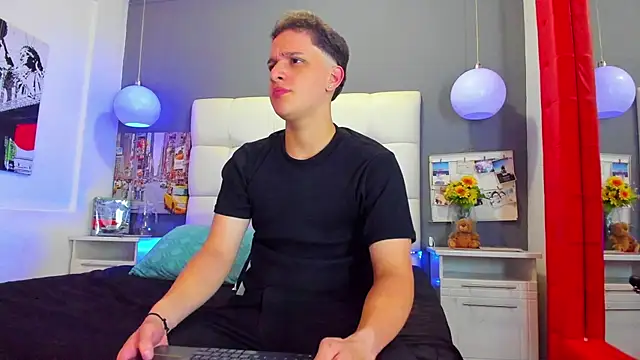 Snapshot of Thomas_May4rs chatting on March 11, 2025, 3:59 am Thomas May4rs online show from March 11, 2025, 3:59 am