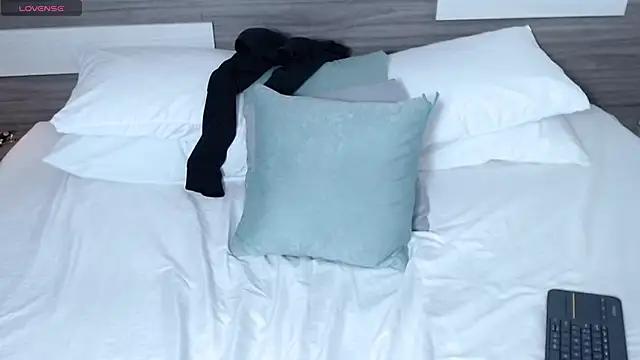 Liiamthompson online show from April 2, 2026, 9:45 pm