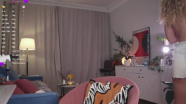 Snapshot of WhiteAnni chatting on December 15, 2025, 4:17 am WhiteAnni online show from December 15, 2025, 4:17 am