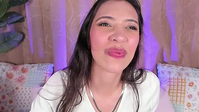 Snapshot of Miss_veronicaa2 chatting on July 1, 2026, 1:45 pm Miss veronicaa2 online show from July 1, 2026, 1:45 pm