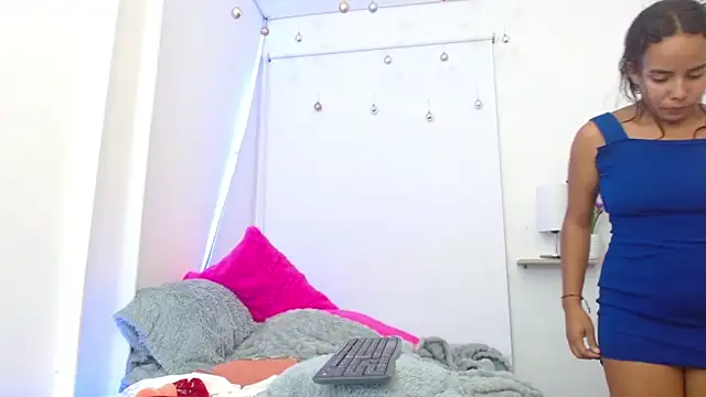 Roxy Stonee online show from March 18, 2025, 4:47 am