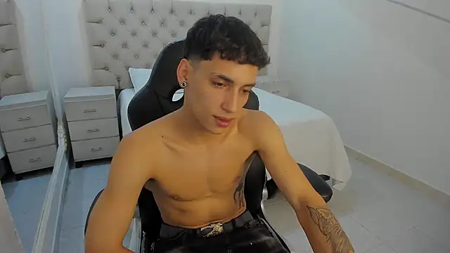 JhoanLeandro online show from December 20, 2025, 7:15 am