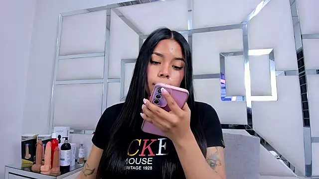 Snapshot of ZoeWan69 chatting on November 7, 2025, 11:21 am ZoeWan69 online show from November 7, 2025, 11:21 am