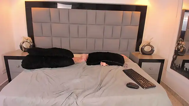 Your Lady Milf online show from March 22, 2025, 4:04 pm