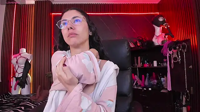 XiaQueen online show from December 15, 2025, 11:58 am