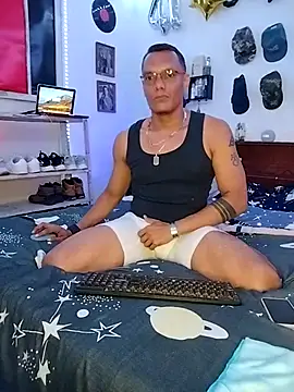 Snapshot of XhaseFoX chatting on February 16, 2025, 3:04 am XhaseFoX online show from February 16, 2025, 3:04 am