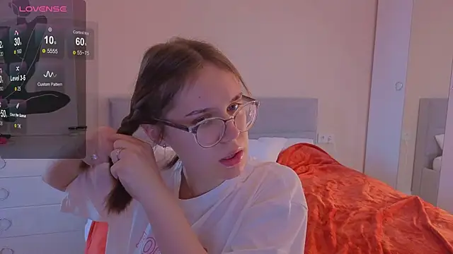 Mia Luw online show from October 14, 2025, 2:56 am