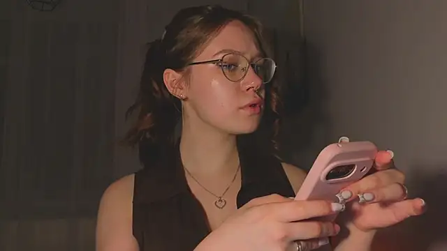 Mia Luw online show from April 5, 2026, 5:10 pm