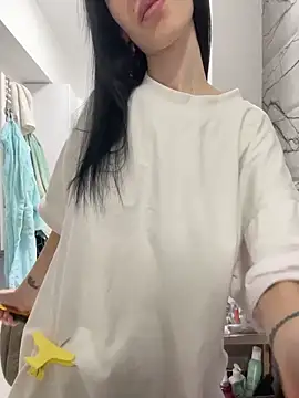 Celine Roxelle online show from March 12, 2026, 4:02 pm