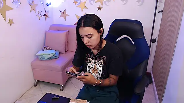 Snapshot of julieta_fn chatting on June 18, 2026, 1:48 pm julieta fn online show from June 18, 2026, 1:48 pm