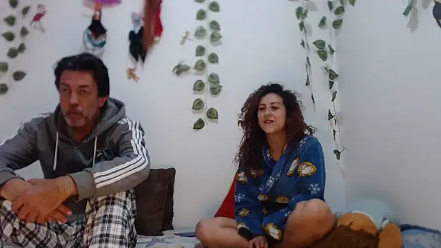 jeans and emma online show from March 7, 2025, 10:24 am