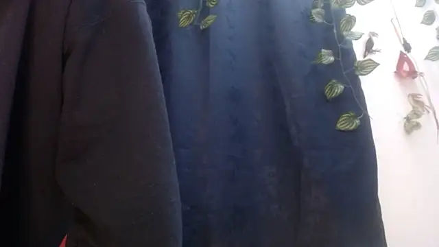 jeans and emma online show from March 22, 2025, 11:21 am