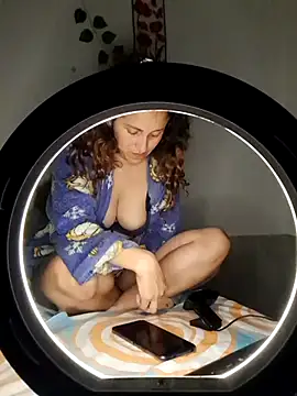 jeans and emma online show from November 22, 2025, 2:21 am