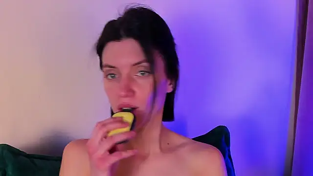 roxy riot  online show from February 9, 2025, 4:46 am