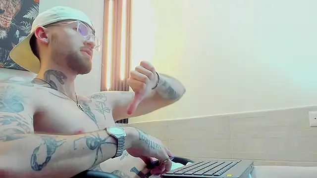 Luke davis01 online show from February 13, 2025, 3:46 pm