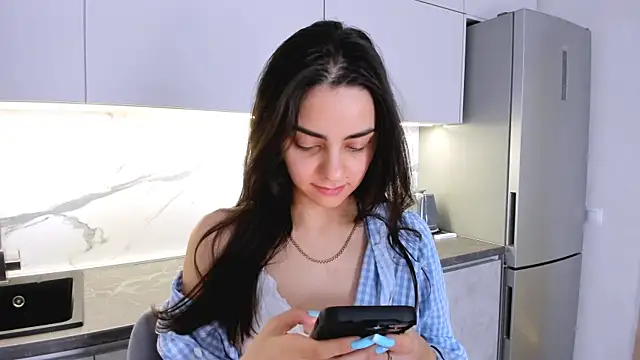 EmiliaZen online show from March 5, 2025, 1:17 pm