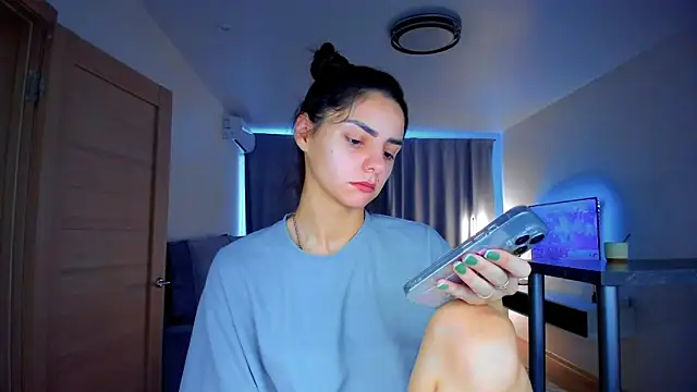 EmiliaZen online show from October 16, 2025, 1:01 pm