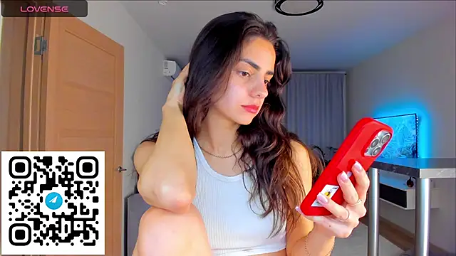 EmiliaZen online show from November 11, 2025, 3:56 pm