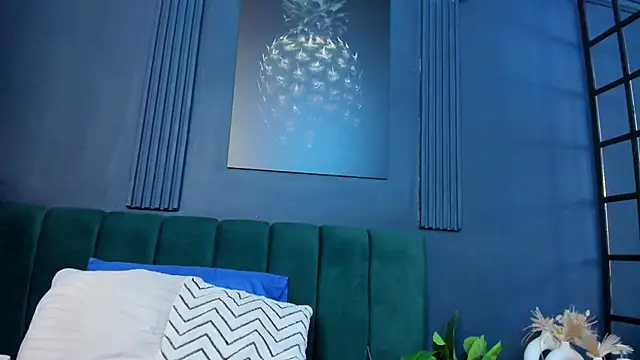 scarlet edwars online show from April 17, 2026, 6:55 pm