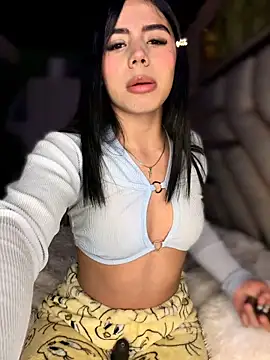 Laura-Khalifa online show from April 15, 2026, 3:46 am