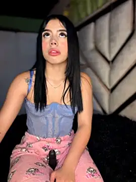 Laura-Khalifa online show from May 15, 2026, 4:41 am