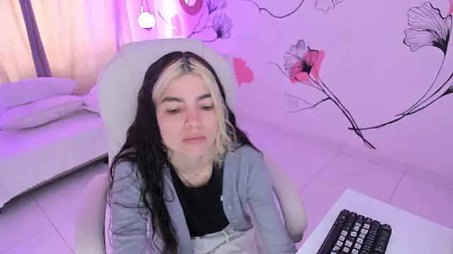 Isabela Fiorelli online show from September 15, 2025, 1:33 pm