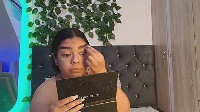 Snapshot of lauravince chatting on June 13, 2026, 9:24 pm lauravince online show from June 13, 2026, 9:24 pm