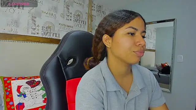 MELINAMARTINS online show from December 17, 2025, 7:09 pm