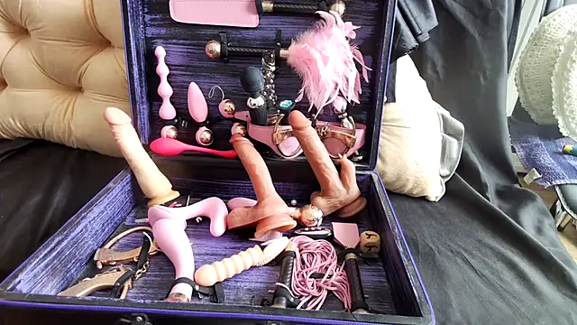 Chanel Noire online show from March 4, 2025, 12:55 pm