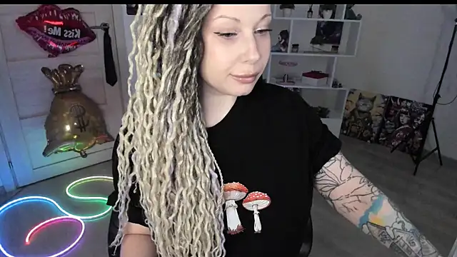 Snapshot of HoneySallyMoore chatting on May 14, 2026, 7:53 pm HoneySallyMoore online show from May 14, 2026, 7:53 pm