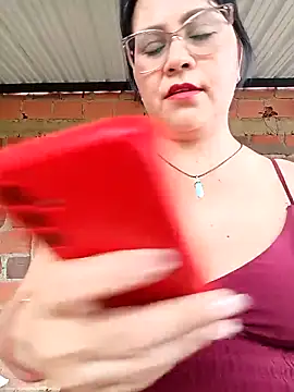 Snapshot of promiscuous-indecent-momm chatting on April 14, 2026, 7:20 pm promiscuous-indecent-momm online show from April 14, 2026, 7:20 pm