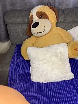 ZafiroKlein online show from November 18, 2025, 8:46 pm