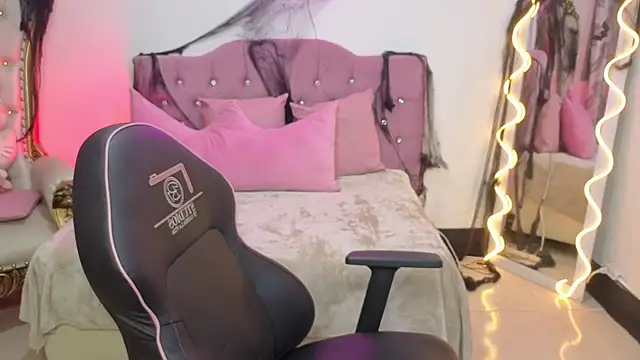 LUDO KITTY TAY online show from October 19, 2025, 3:40 am