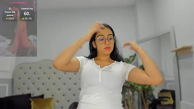 Snapshot of lucelly_15 chatting on February 5, 2026, 11:48 am lucelly 15 online show from February 5, 2026, 11:48 am